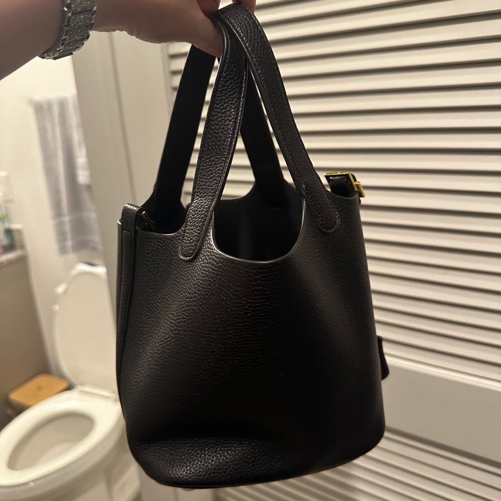 Elegant Black Leather Tote Bag - Picture 2 of 3